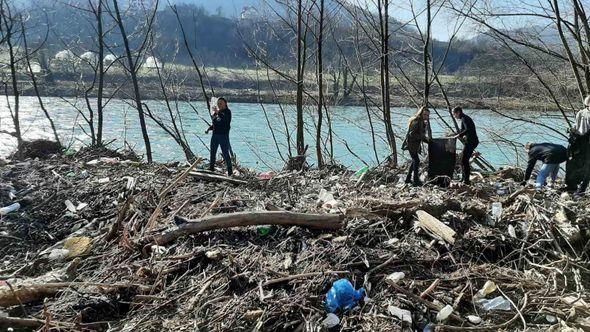 Učenici skupljali plastičnu ambalažu - Avaz