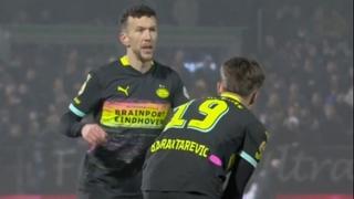 Bajraktarević debitirao u porazu PSV-a: Perišić mu davao upute