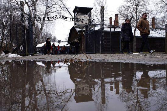 Kapija ''Arbeit Macht Frei'' (Rad te oslobađa) u bivšem nacističkom njemačkom koncentracionom logoru Aušvic-Birkenau danas - Avaz