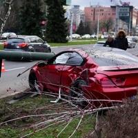 BMW-om izletio s ceste, pa izvalio stub ulične rasvjete