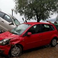 Jako nevrijeme pogodilo Rodos: Ljudi bili zarobljeni u vozilima, tornado čupao grane