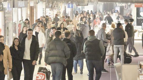 Gužve u jednom od sarajevskih tržnih centara prethodnih godina - Avaz