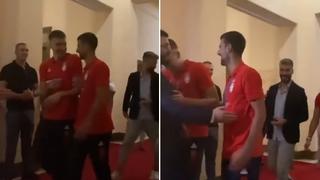 Video / Najkomičniji trenutak s dočeka olimpijaca Srbije: Bogdanović glavom udario svećenika