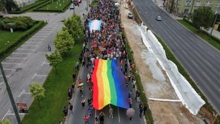 Fotografije iz zraka: Više stotina učesnika povorke idu ka Narodnom pozorištu