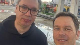 Aleksandar Vučić bez kravate i košulje: Nosio duksericu brenda Sorry Design