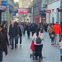 Sunce izmamilo brojne Sarajlije na ulice: U baštama kafića se traži mjesto više