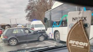 Nesreća kod Tuzle: Sudarila se dva vozila i autobus, ima povrijeđenih