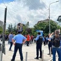 Četvrti dan protesta na sjeveru Kosova, okupljanje građana u južnom dijelu Mitrovice