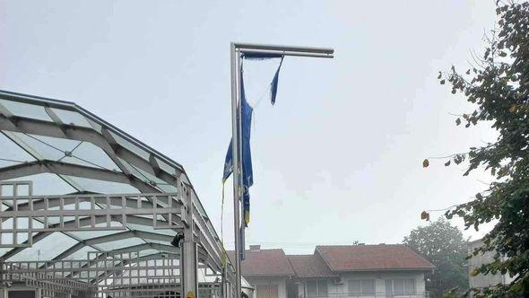 Oskrnavljene zastave - Avaz