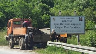 Kod Istočnog Sarajeva postavljena tabla s natpisom "Grad 157.000 Srba koji su morali napustiti Sarajevo"