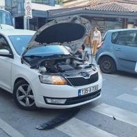 Drama u Sarajevu: Građani i arapski turist spašavali mače iz haube automobila