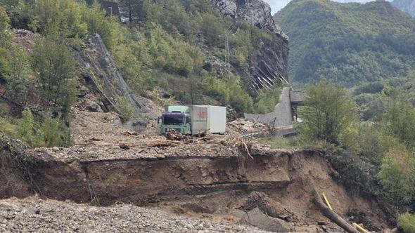 Cesta u potpunosti uništena - Avaz