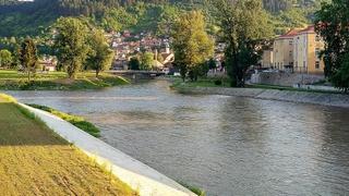 Jeziva nesreća u Visokom: Vozilom sletjeli u Bosnu, spašeni kaže da je bio s još tri osobe