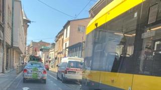 Na Baščaršiji tramvaj udario vozača romobila, stvorile se velike gužve