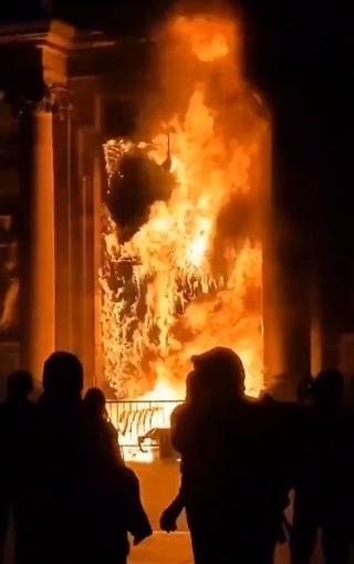 Protesti u Francuskoj izmakli kontroli: Gorio ulaz u gradsku vijećnicu 