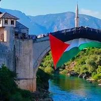 Aktivisti iz Irana postavili palestinsku zastavu na Stari most