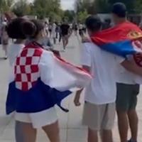 Video / Srbi i Hrvati, ogrnuti zastavama svojih država, zajedno navijaju za Đokovića u finalu OI u Parizu