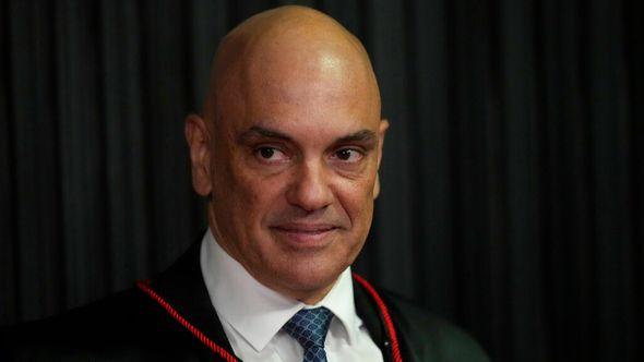 Judge Alexandre de Moraes stands as he is sworn in as the new head of the Supreme Electoral Tribunal, the government body that oversees elections, ahead of the Oct. 2 elections in Brasilia - Avaz