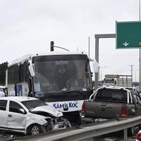 Haos u Istanbulu: Autobus prešao u suprotnu traku i udario u više automobila