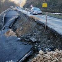 Klizište u mjestu Filipovići na putu Goražde - Foča: Vozi se jednom trakom