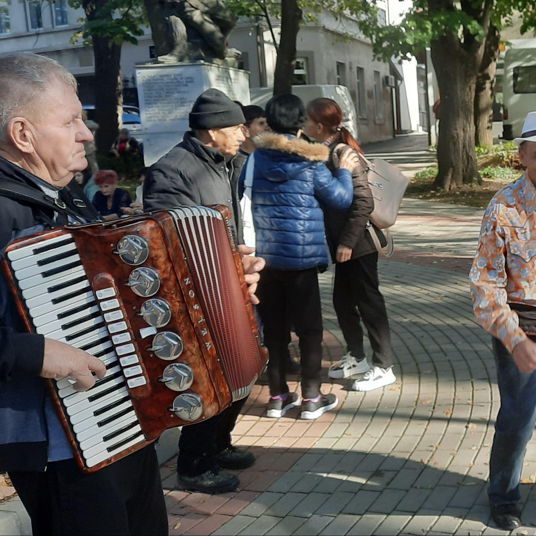 Izazvao divljenje na vašaru u Gračanici: Salih iz Ilijaša je i s dva prsta pravi virtuoz na harmonici