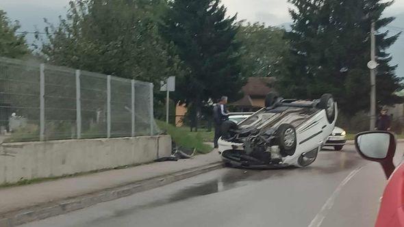 Nesreća u Sarajevu: Automobil završio na krovu, ima povrijeđenih, nastale gužve