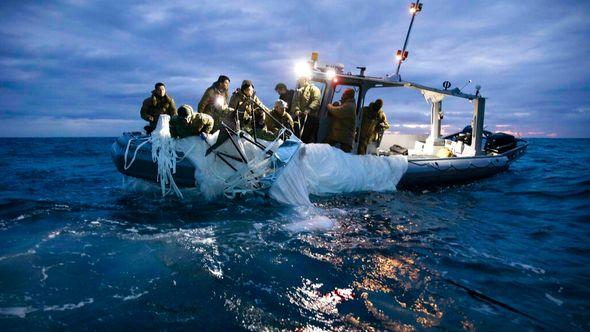 This image provided by the U.S. Navy shows sailors assigned to Explosive Ordnance Disposal Group 2 recovering a high-altitude surveillance balloon off the coast of Myrtle Beach - Avaz