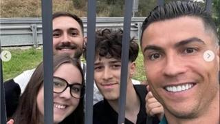 Ronaldo prošao kroz grmlje kako bi se fotografisao sa fanovima