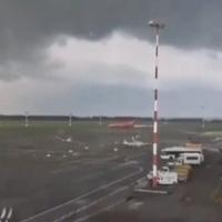 Video / Tornado pogodio Rusiju: Pojavio se snimak, avione je bacao oko aerodroma