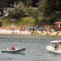 Na plaži u Istri u sat i pol preminula dva muškarca (72)