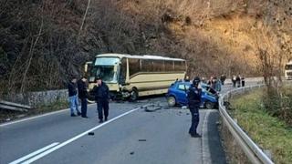 Teška nesreća na putu Kraljevo-Raška: Autobus pun djece se sudario s automobilom