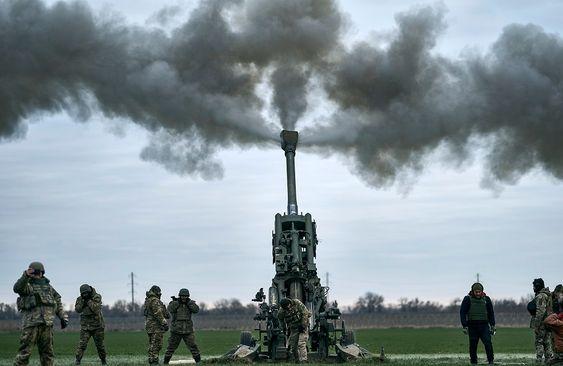 Ukrainian soldiers prepare a U.S.-supplied M777 howitzer to fire at Russian positions in Kherson region - Avaz