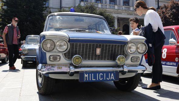 Odltimeri izloženi ispred Narodnog pozorišta Sarajevo - Avaz