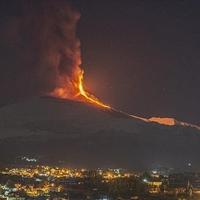 Etna ponovno izbacila pepeo i lavu