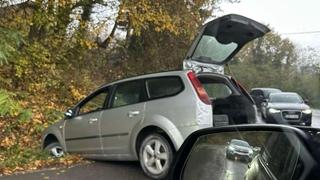 Saobraćajna nesreća kod Tuzle: Automobil sletio s ceste 