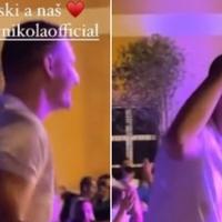 Jokić se provodio u rodnom gradu: Popeo se na stolicu dok je Pejović pjevao