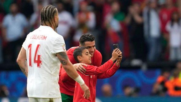 Ronaldo: Fotografisao se s dječakom - Avaz