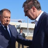 Dodik s Vučićem iz kasarne poručio: Snažna Srbija garant sigurnosti
