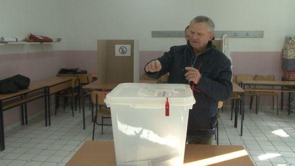 Tokom današneg glasanja u Bihaću  - Avaz