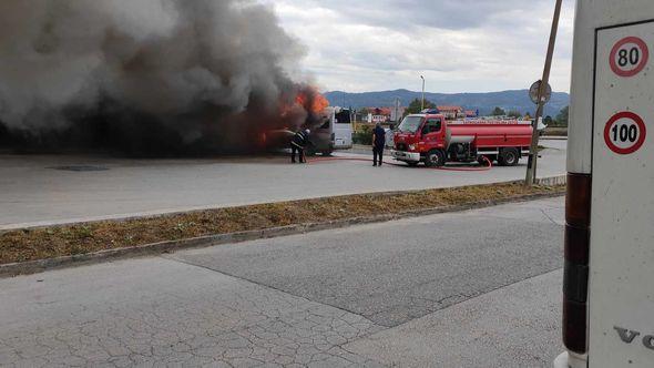 Vatrogasci na intervenciji - Avaz