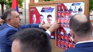 Dodik lijepio plakate u Banjoj Luci: "Očekujem fer i korektnu kampanju"