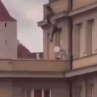 Video / Ljudi skaču sa ivice zgrade kako bi pobjegli od pomahnitalog ubice