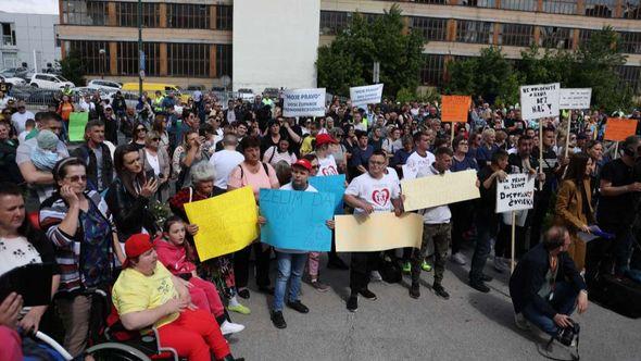 Protesti ispred Vlade FBiH - Avaz