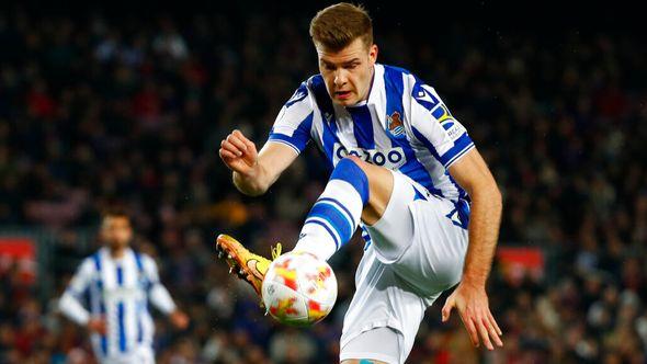 Real Sociedad's Alexander Sorloth controls he ball during the Spanish Copa del Rey soccer match between Barcelona and Real Sociedad at the Camp Nou stadium - Avaz