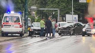 Haos na Grbavici: U nesreći demolirana dva automobila