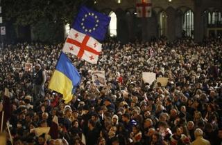 Hiljade ljudi protestuje protiv odluke Vlade Gruzije o prekidu pregovora o pridruženju Evropskoj uniji 