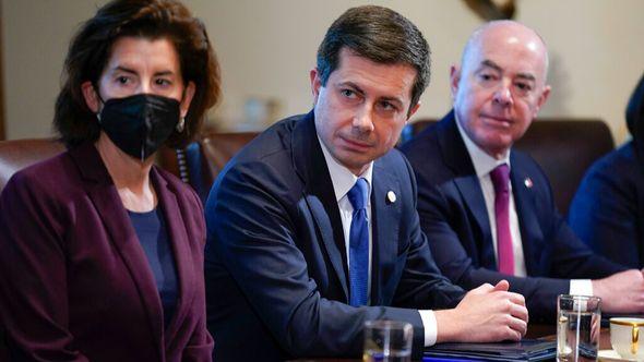 From left, Commerce Secretary Gina Raimondo, Transportation Secretary Pete Buttigieg and Homeland Security Secretary Alejandro Mayorkas listen as President Joe Biden holds a cabinet meeting at the White House - Avaz