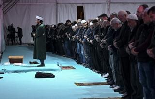 Muslimani u zemljotresom pogođenim gradovima klanjali prvi teravih-namaz