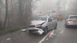 Teška nesreća kod Tuzle: Učestvovala dva automobila i autobus, ima povrijeđenih