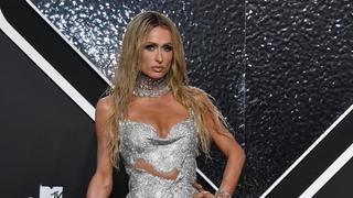 Paris Hilton iznenadila svojim stajlingom: Lateks kombinezon i vickasti stil